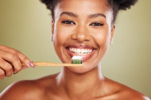 woman brushing her teeth